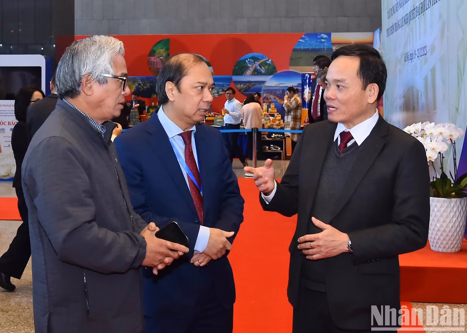Deputy Prime Minister Tran Luu Quang discusses with delegates on the sidelines of the meeting.