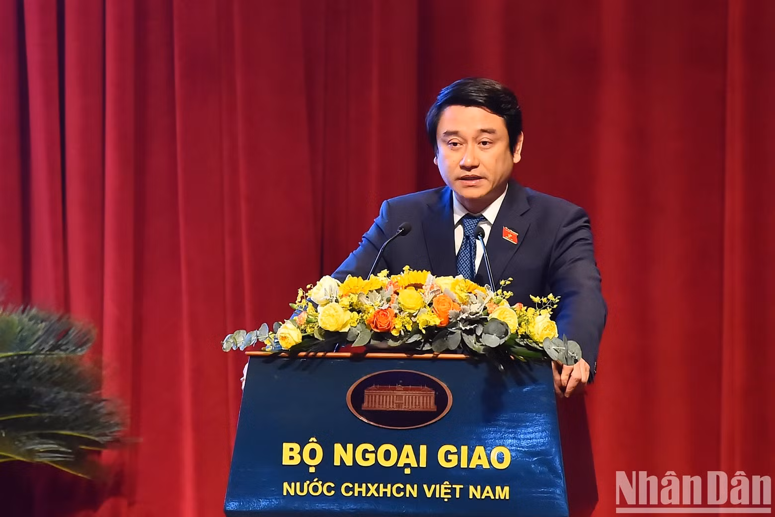 Deputy Chairman of the National Assembly's Committee for Foreign Affairs, Le Anh Tuan, presents a speech at the meeting.