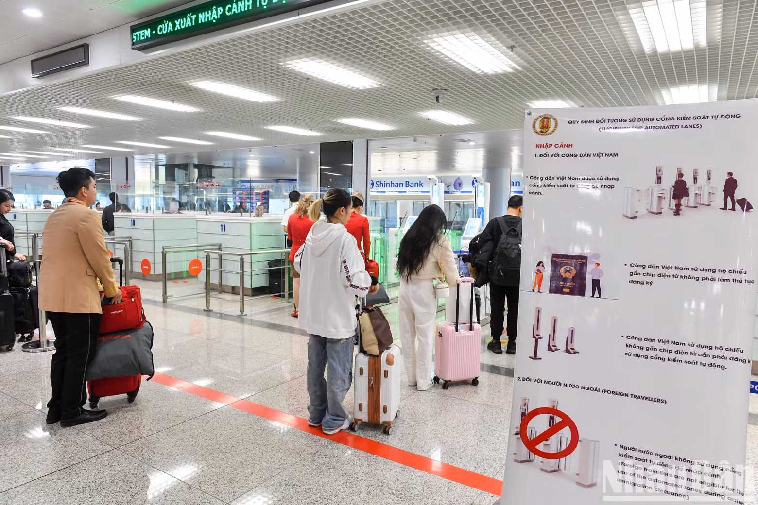 For departures, the system is only available for Vietnamese citizens holding diplomatic and official passports and those possessing APEC business travel cards and cabin crew members. The Autogate has not yet been applied to foreign passengers upon their arrival, only their departure if they have a valid residence or temporary residence card issued by authorised agencies of Vietnam.