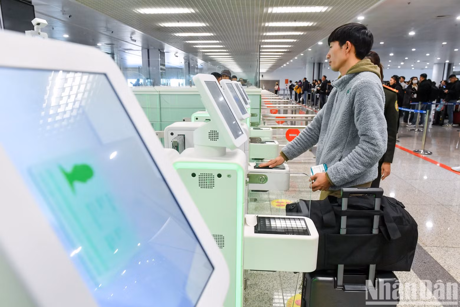 The Autogate area comprises two layers. In the first layer, passengers scan their passports and boarding passes. After they successfully scan, face recognition and fingerprint scanning will follow, eliminating the need for customs officers to stamp the passport.