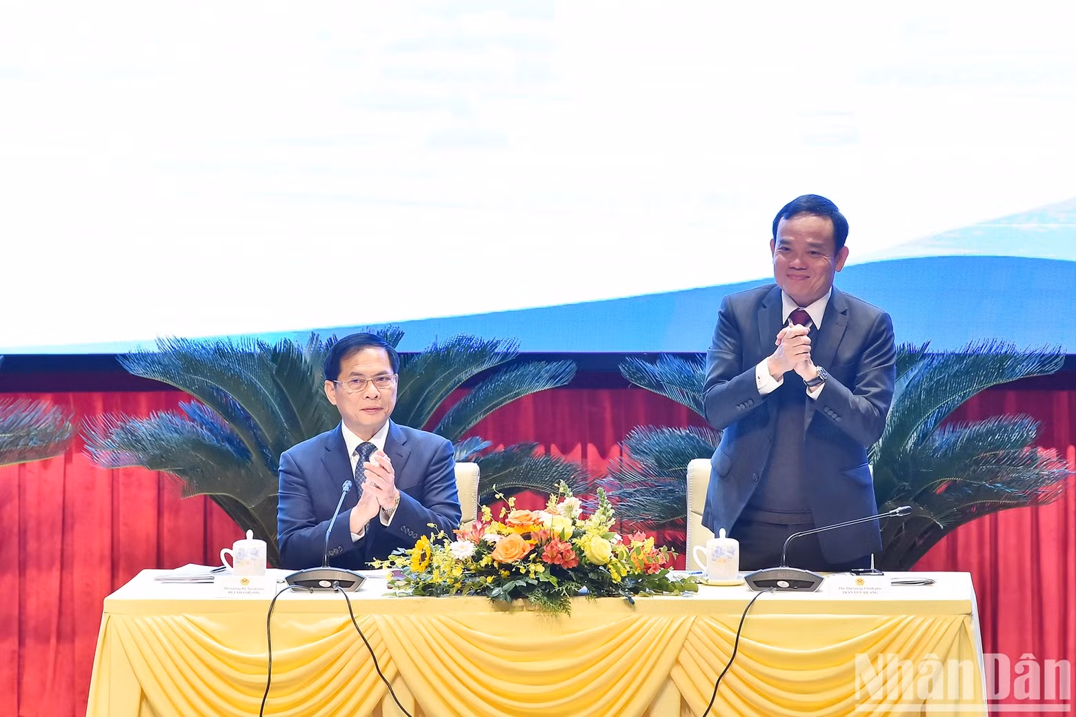 Deputy Prime Minister Tran Luu Quang and Foreign Minister Bui Thanh Son co-chaired the plenary session on building and developing the diplomatic sector.