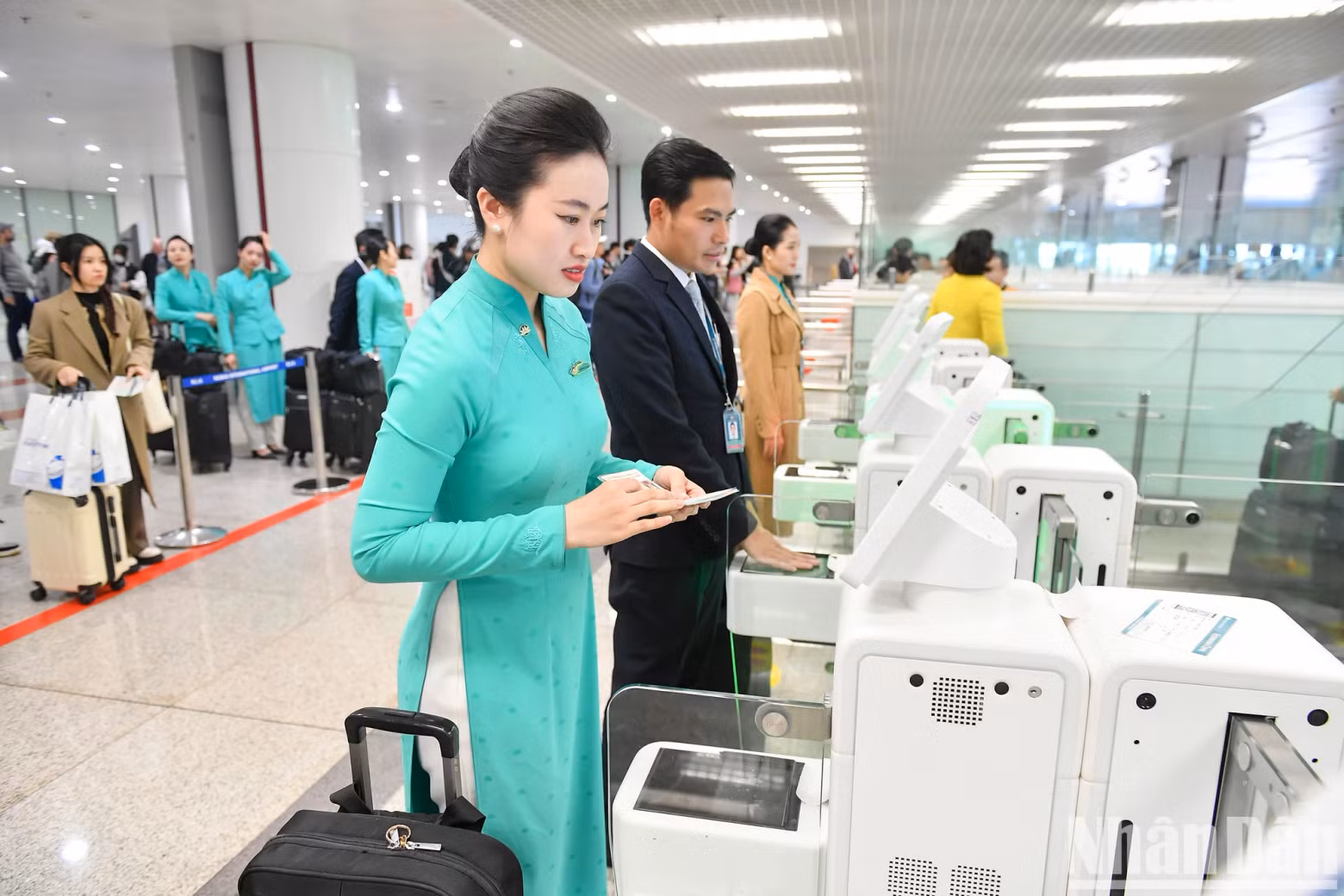 Flight crew members of Vietnam Airlines carry out immigration procedures through Autogate.