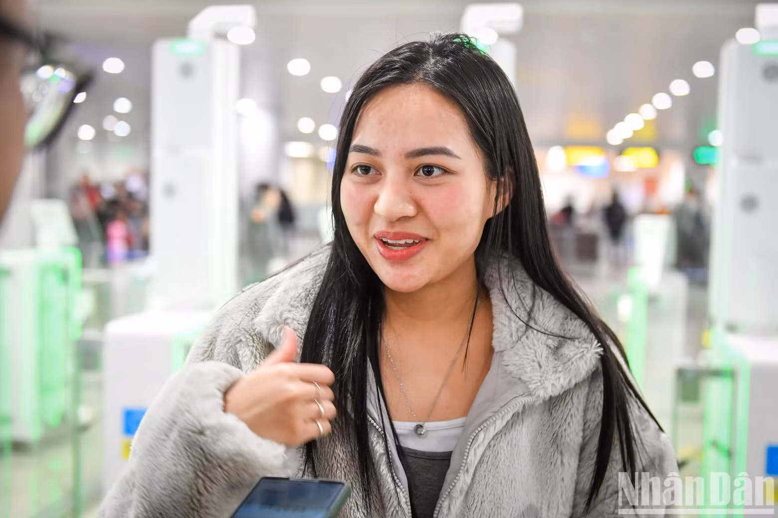 Bui Thi My Hao was happy when it took less than 5 minutes to complete entry procedures into Vietnam after the flight from Hungary to Noi Bai. She said that compared to before, the time has been drastically shortened. Female passengers also hope that the Autogate system will continue to be expanded to create convenience for passengers.