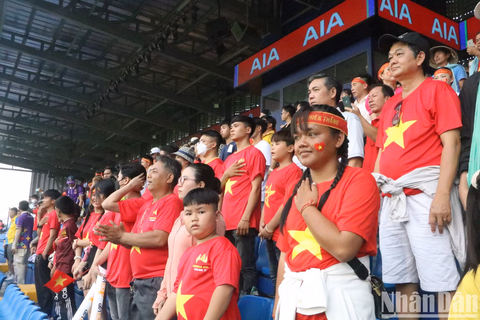 Many Vietnamese youths attended to cheer for their hometown team
