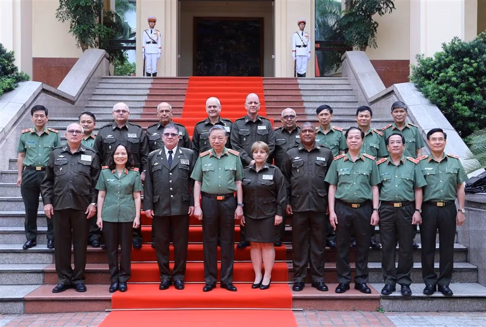 Front row, from left: Vietnamese Minister of Public Security Gen. To Lam (4th) and Cuban Minister of the Interior Lázaro Alberto Álvarez Casas (3rd) in a group photo.