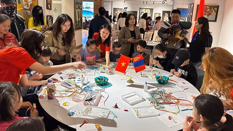 Officials and staff of the Vietnamese Embassy in Mongolia welcome international friends to visit the Vietnam Art and Culture Space