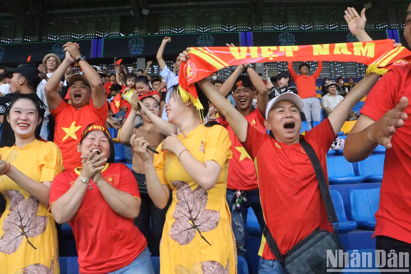 The enthusiastic cheers.