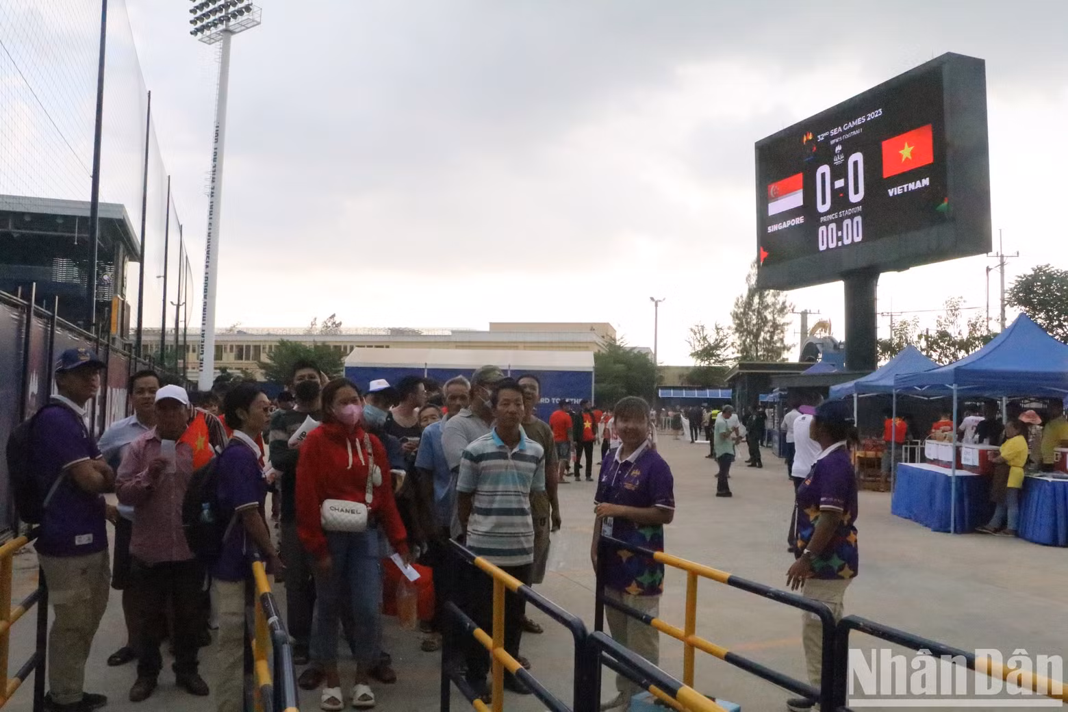 Before the match, the weather calmed down after a hot sunny day.