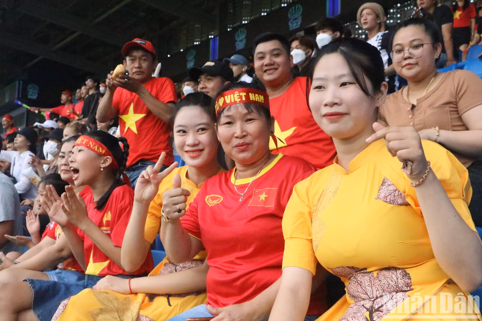 Diep Thi Tuyet, an overseas Vietnamese in Cambodia, and her two granddaughters expressed their emotion when witnessing the beautiful goals scored by the Vietnamese team.
