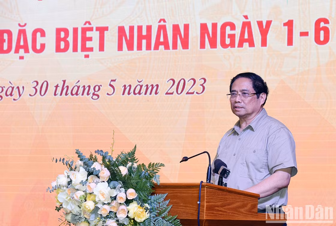 At the meeting with teachers, students, and students of the two schools, Prime Minister Pham Minh Chinh highly appreciated and praised the efforts and achievements of the teachers and students of the two schools as well as the system of special schools across the country in general.