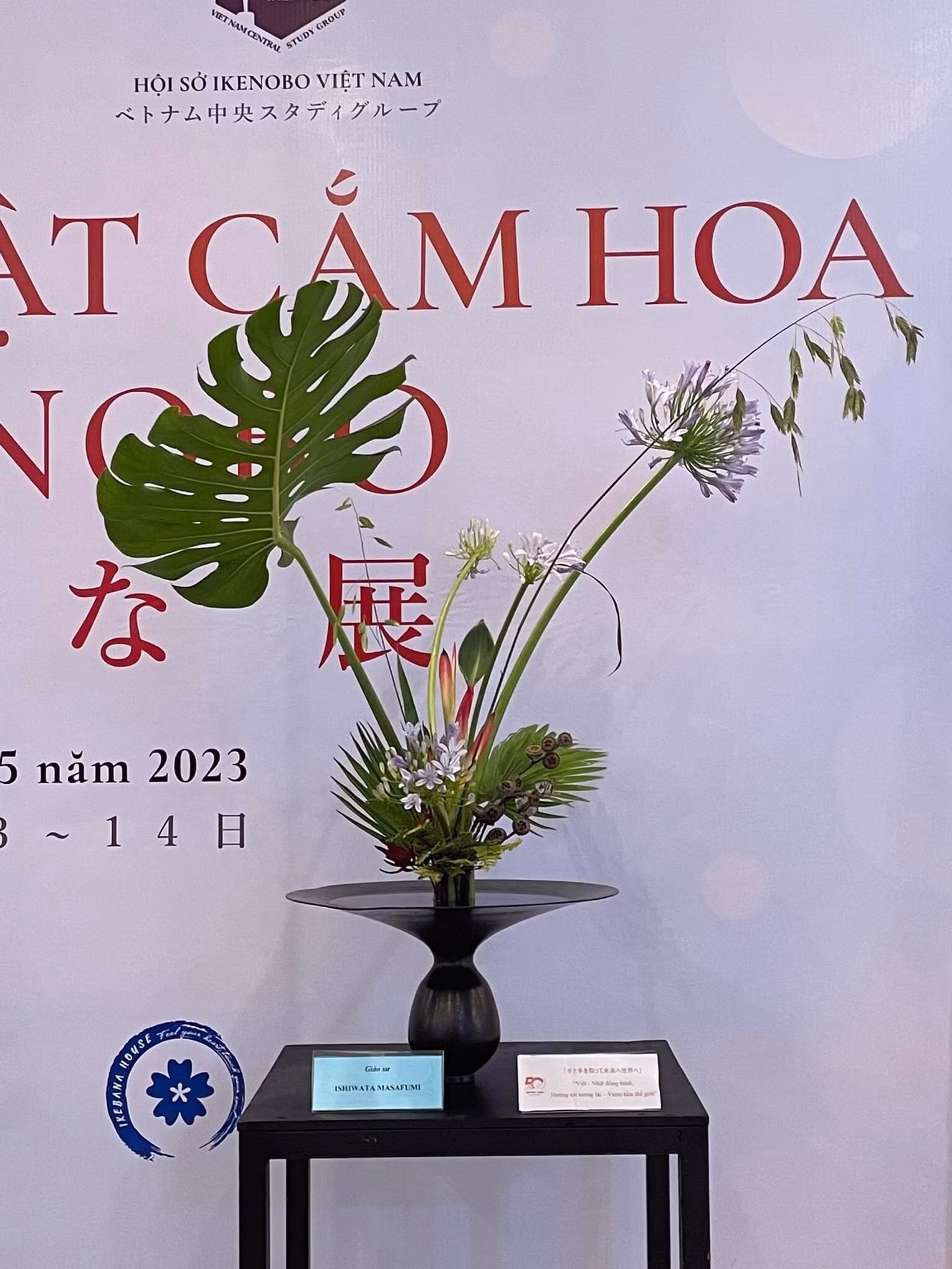 Ikebana flower arrangement is formed in the 15th century and has so far always been loved by generations of people and beyond the borders of Japan. Ikebana flower arrangement is formed in the 15th century and has so far always been loved by generations of people and beyond the borders of Japan.