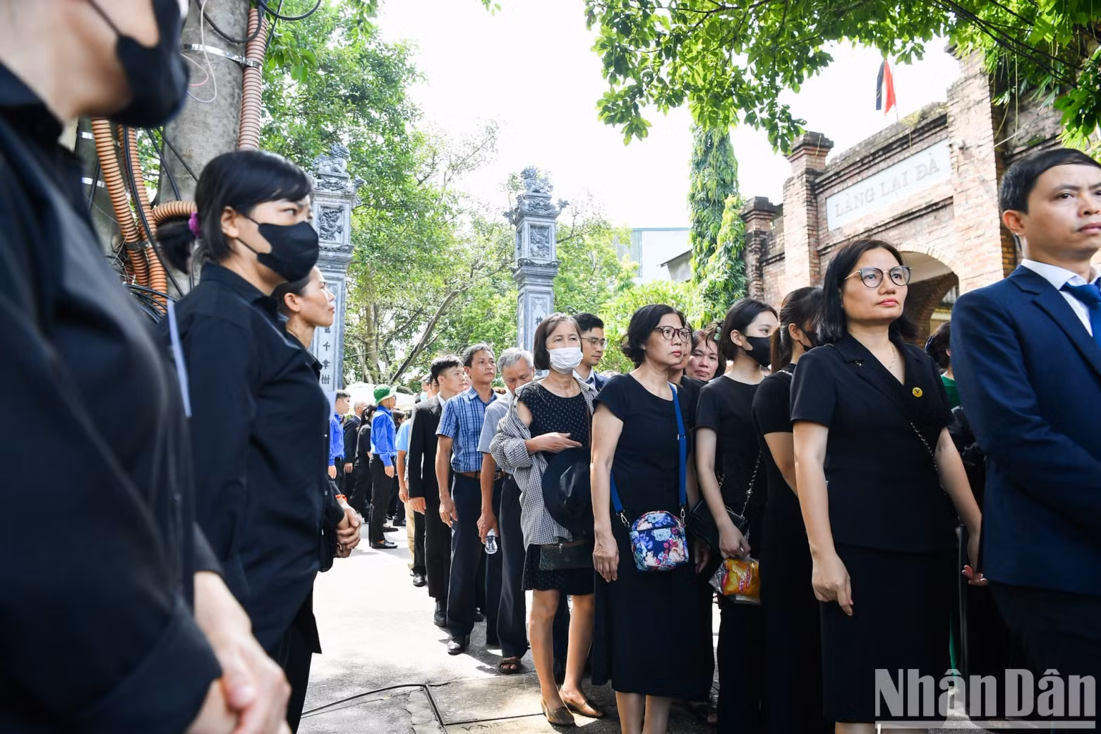 More people come to pay their respects to General Secretary Nguyen Phu Trong.