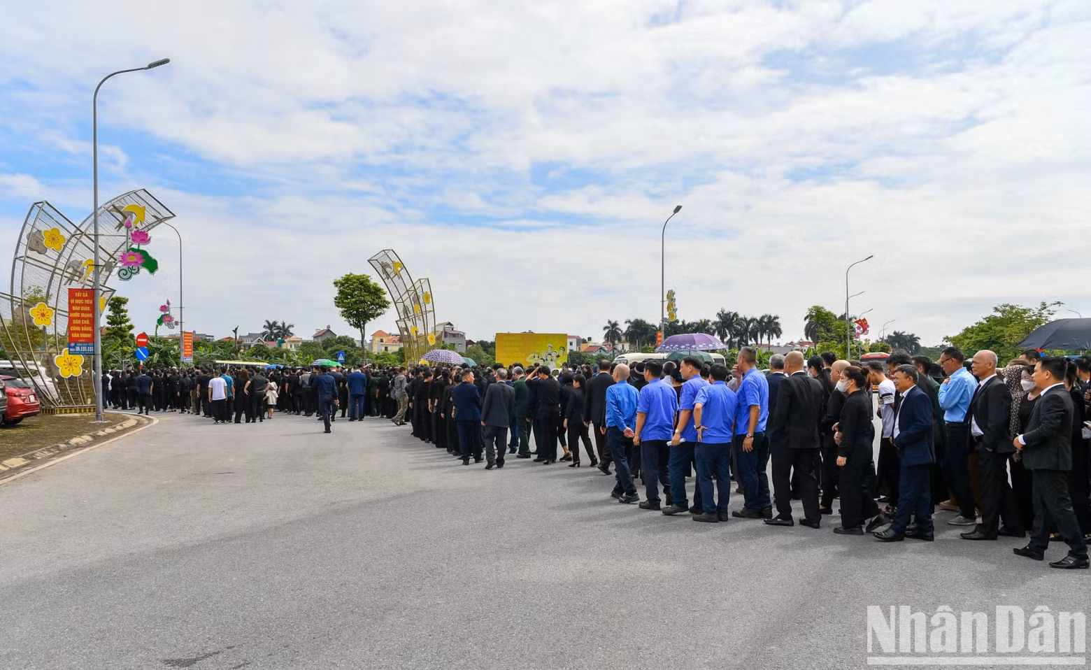 A long line of people waiting to pay their respects to General Secretary Nguyen Phu Trong.