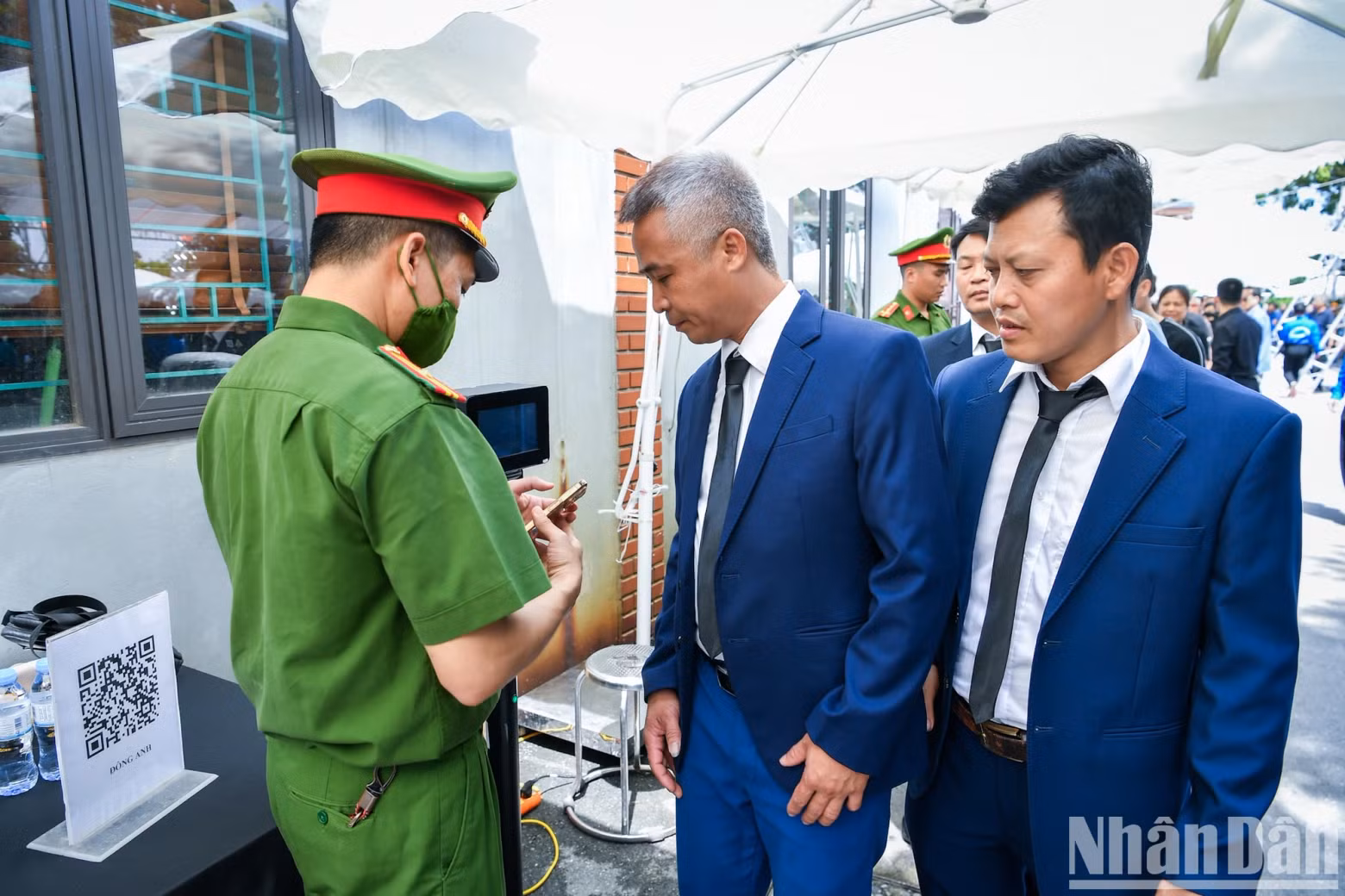 When paying their respects to General Secretary Nguyen Phu Trong, people must bring a citizen identification card with an electronic chip or a mobile phone, with level 2 enabled VNeID installed to scan the QR code.