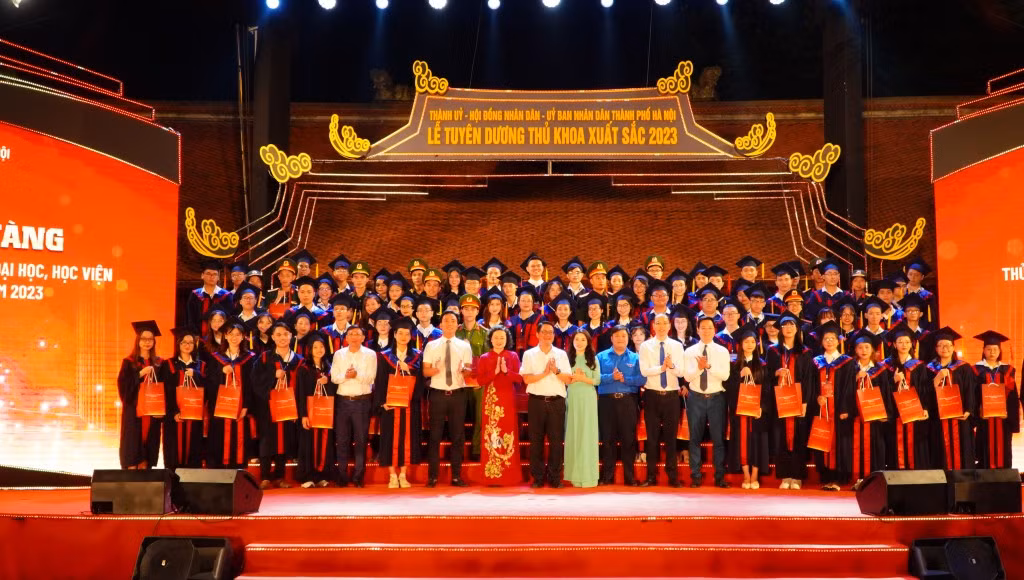 96 outstanding valedictorians from universities and institutes based in the capital were honoured 96 outstanding valedictorians from universities and institutes based in the capital were honoured
