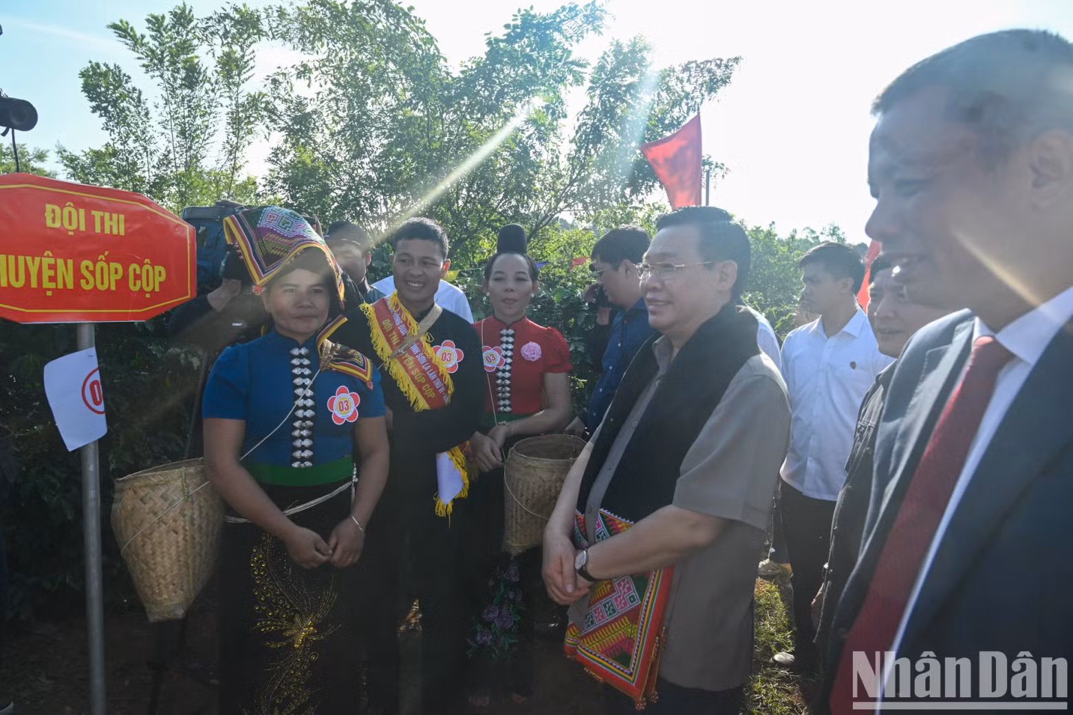 National Assembly Chairman Vuong Dinh Hue encourages coffee fruit-picking teams to participate in the coffee harvesting competition.