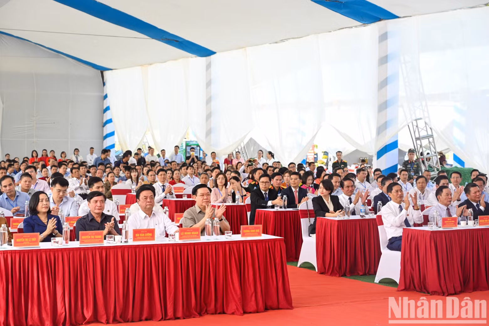 On the same morning, National Assembly Chairman Vuong Dinh Hue and the National Assembly delegation attended the inauguration ceremony of the Son La Coffee Processing Factory in Muong Bon commune, Mai Son district.
