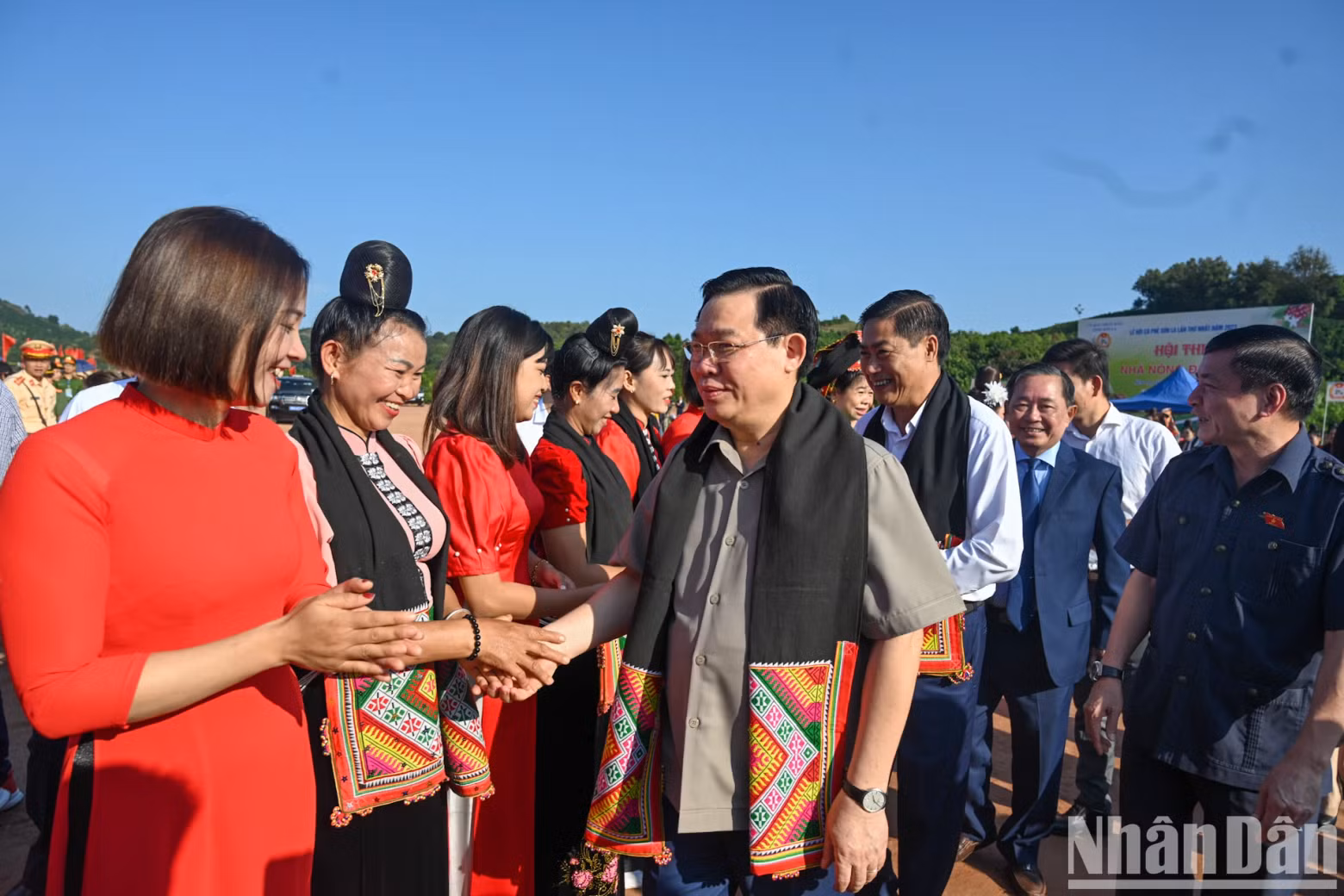 National Assembly Chairman Vuong Dinh Hue with ethnic people in Hua La commune.