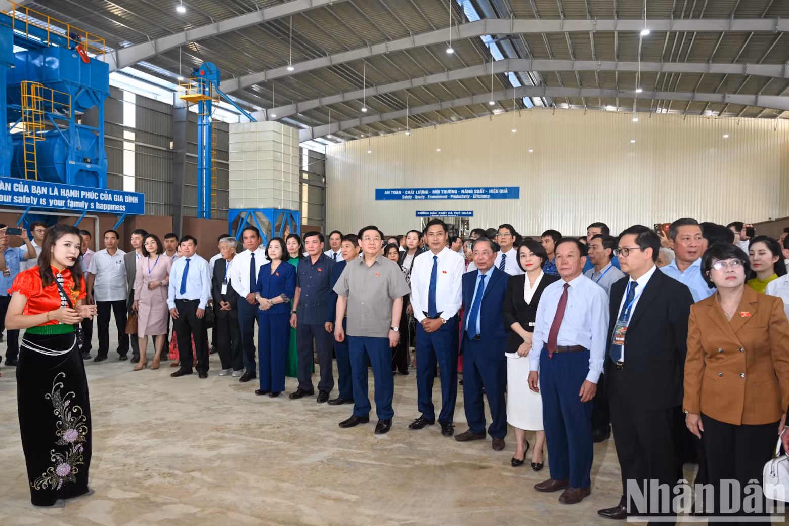 The NA Chairman and delegates listen to an introduction to the factory's technology and production lines.