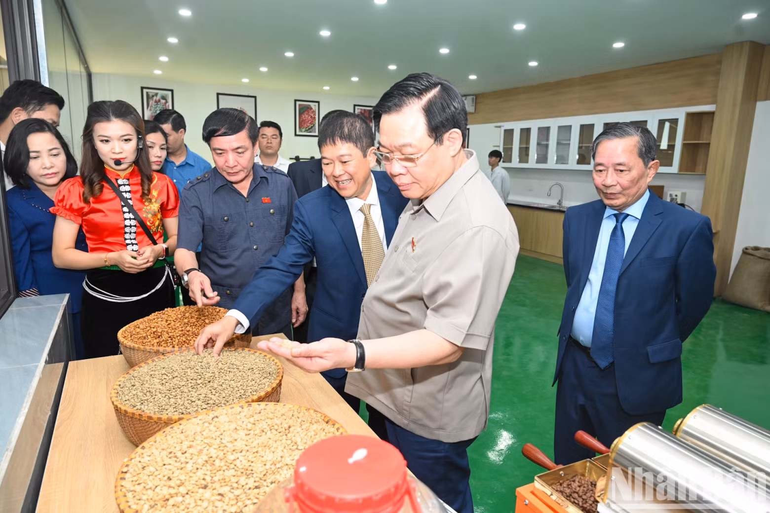 NA Chairman Vuong Dinh Hue visited the production and processing line at the factory.
