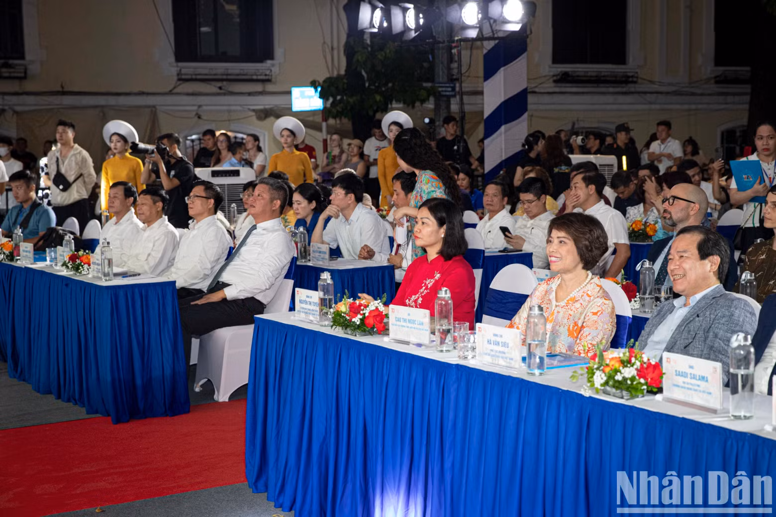 Permanent Deputy Secretary of the Hanoi Party Committee Nguyen Thi Tuyen and delegates attending the Hanoi Autumn Festival 2024 opening ceremony.