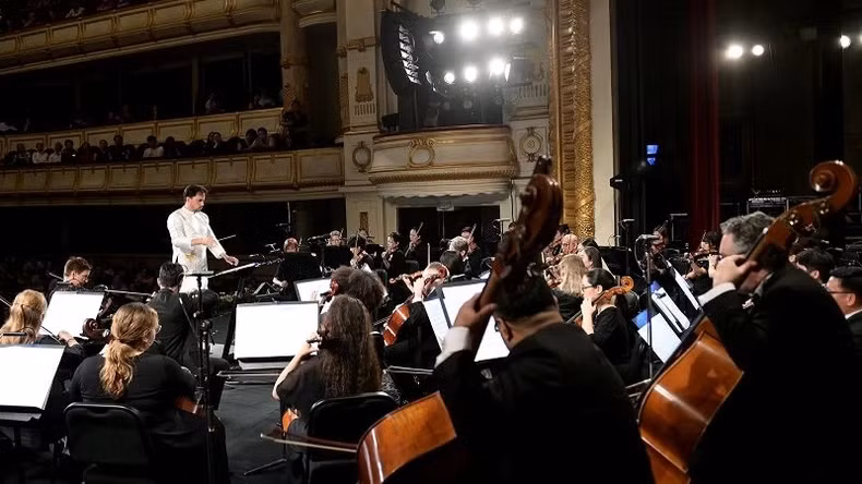 For the first time, the national concert 'Dieu Con Mai' has the participation of the Sun Symphony Orchestra and French conductor Olivier Ochanine. For the first time, the national concert 'Dieu Con Mai' has the participation of the Sun Symphony Orchestra and French conductor Olivier Ochanine.
