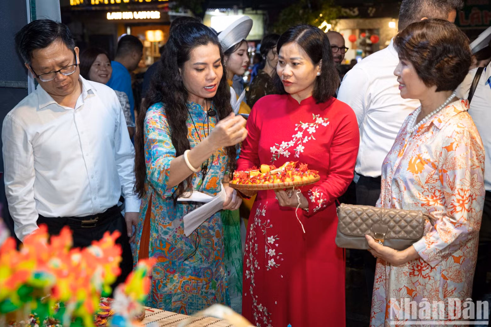 Permanent Deputy Secretary of the Hanoi Party Committee Nguyen Thi Tuyen and delegates visit booths at the Hanoi Autumn Festival 2024.
