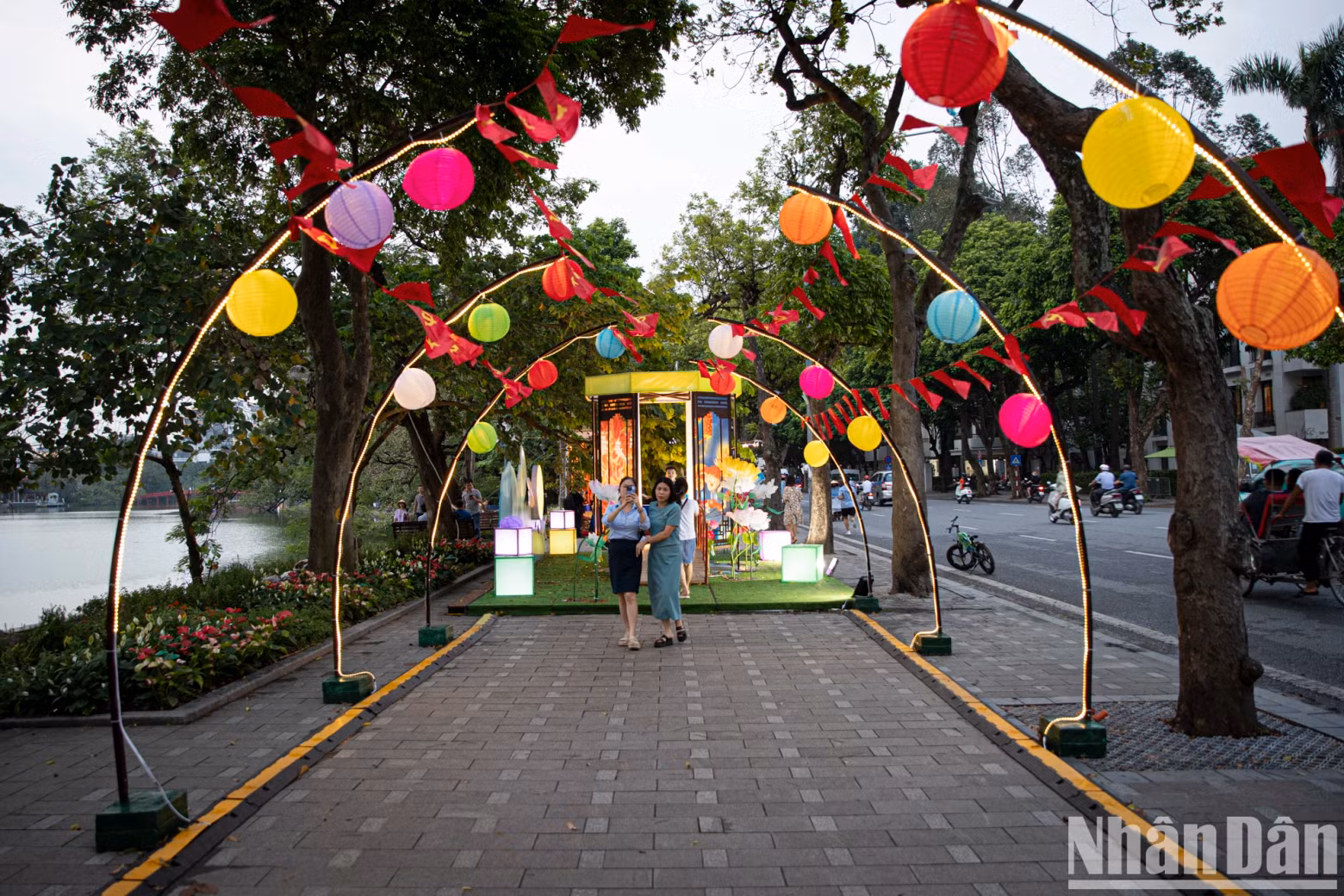 The 2nd Hanoi Autumn Festival 2024 takes place from September 19 to September 22 at the walking street space of Hoan Kiem Lake and some tourist attractions in Hanoi.