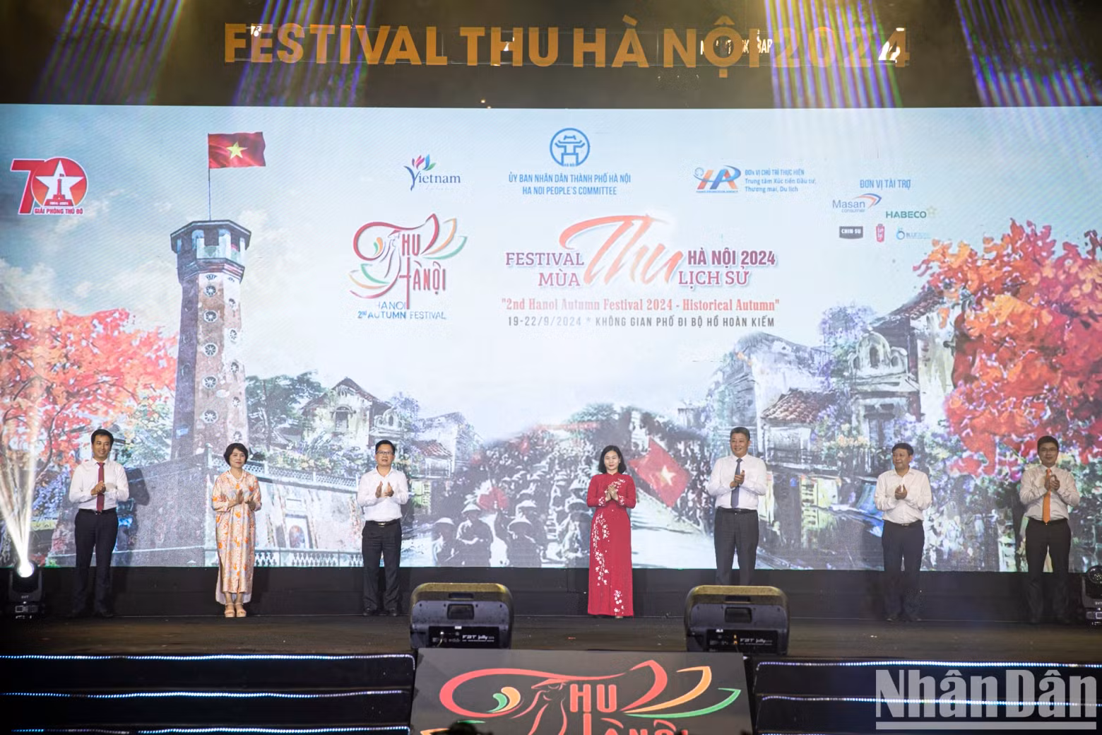 Delegates press the button to open the Hanoi Autumn Festival 2024.