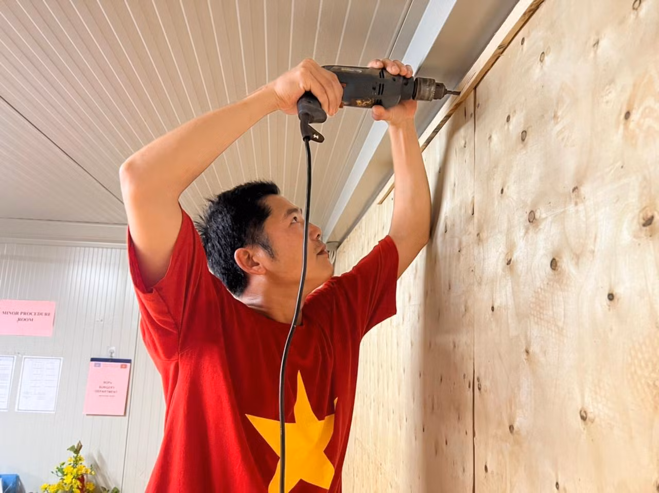 Vietnamese soldiers always promote the spirit of creativity and frugality. They made use of wooden planks to make household items, furniture and even an obstetric clinic with wooden partitions.
