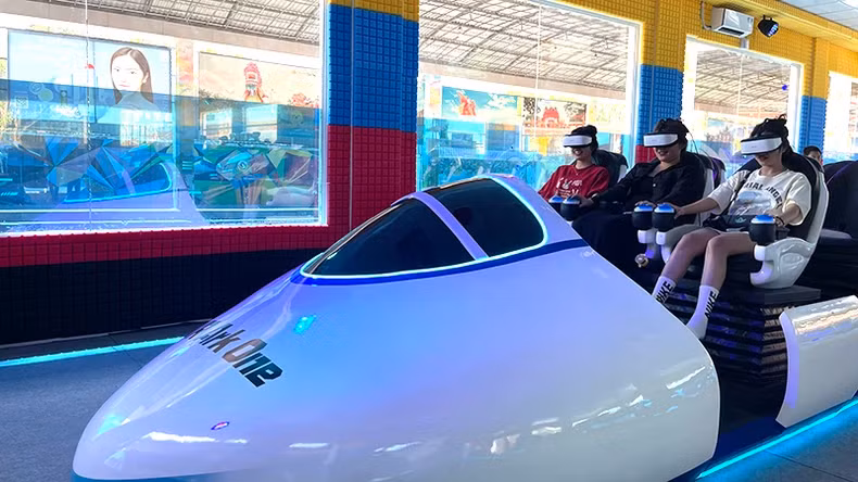 Young people enjoy virtual reality technology games at Suoi Tien.