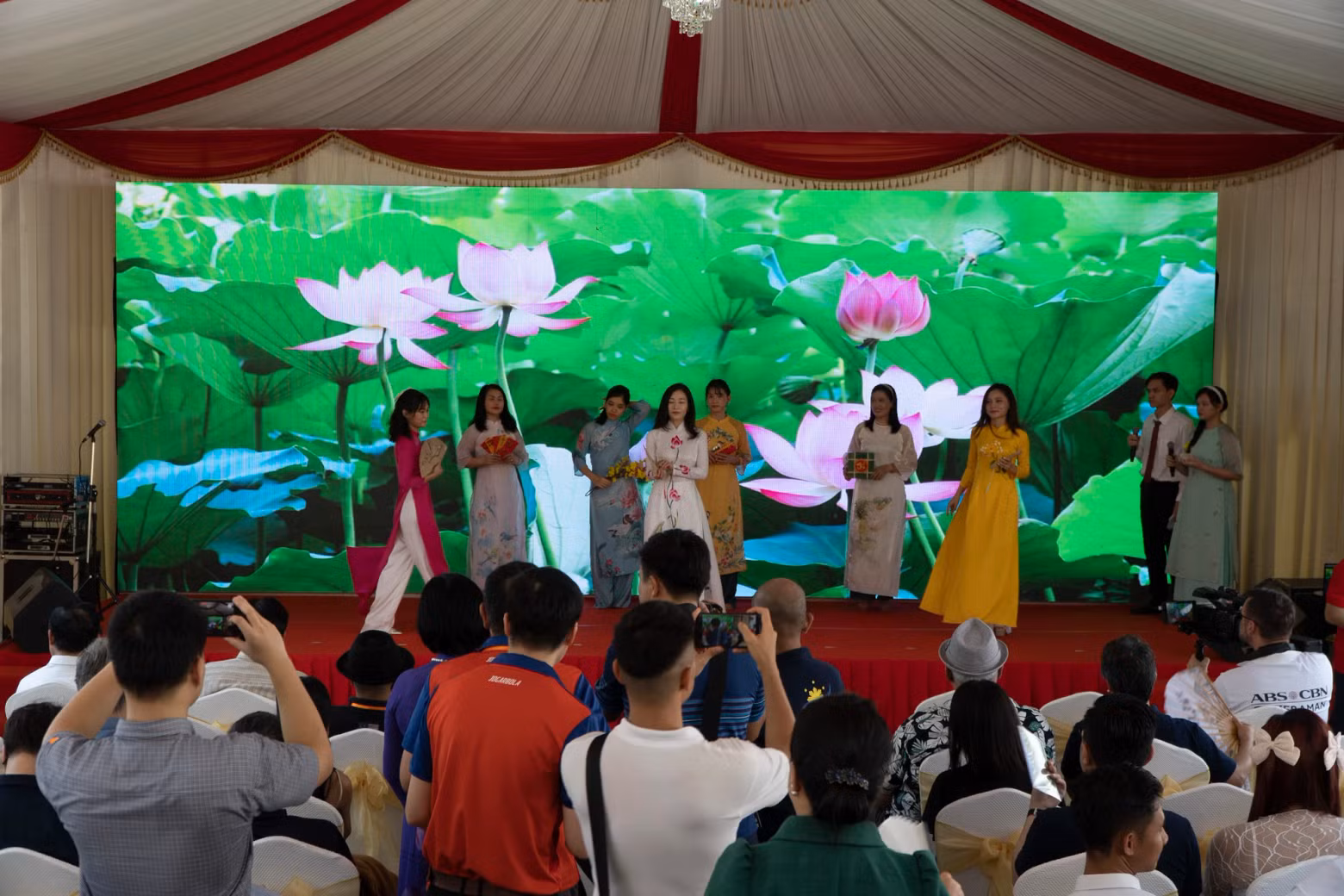 A performance introducing Vietnamese women's Ao Dai attracts the attention of many people at the fair (Photo: Nguyen Hiep)