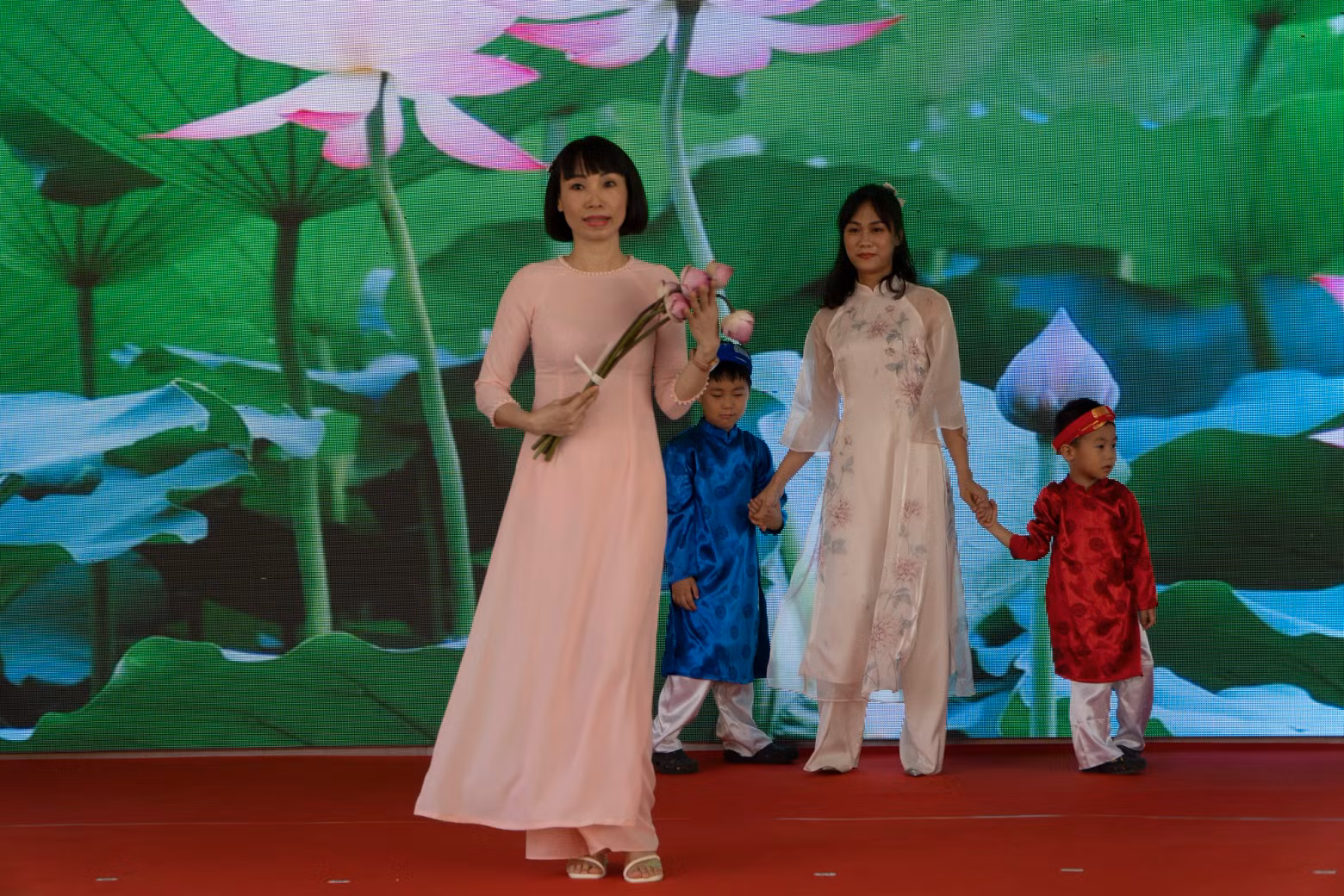 The image of a graceful Ao Dai and fresh lotus flowers (Photo: Nguyen Hiep)
