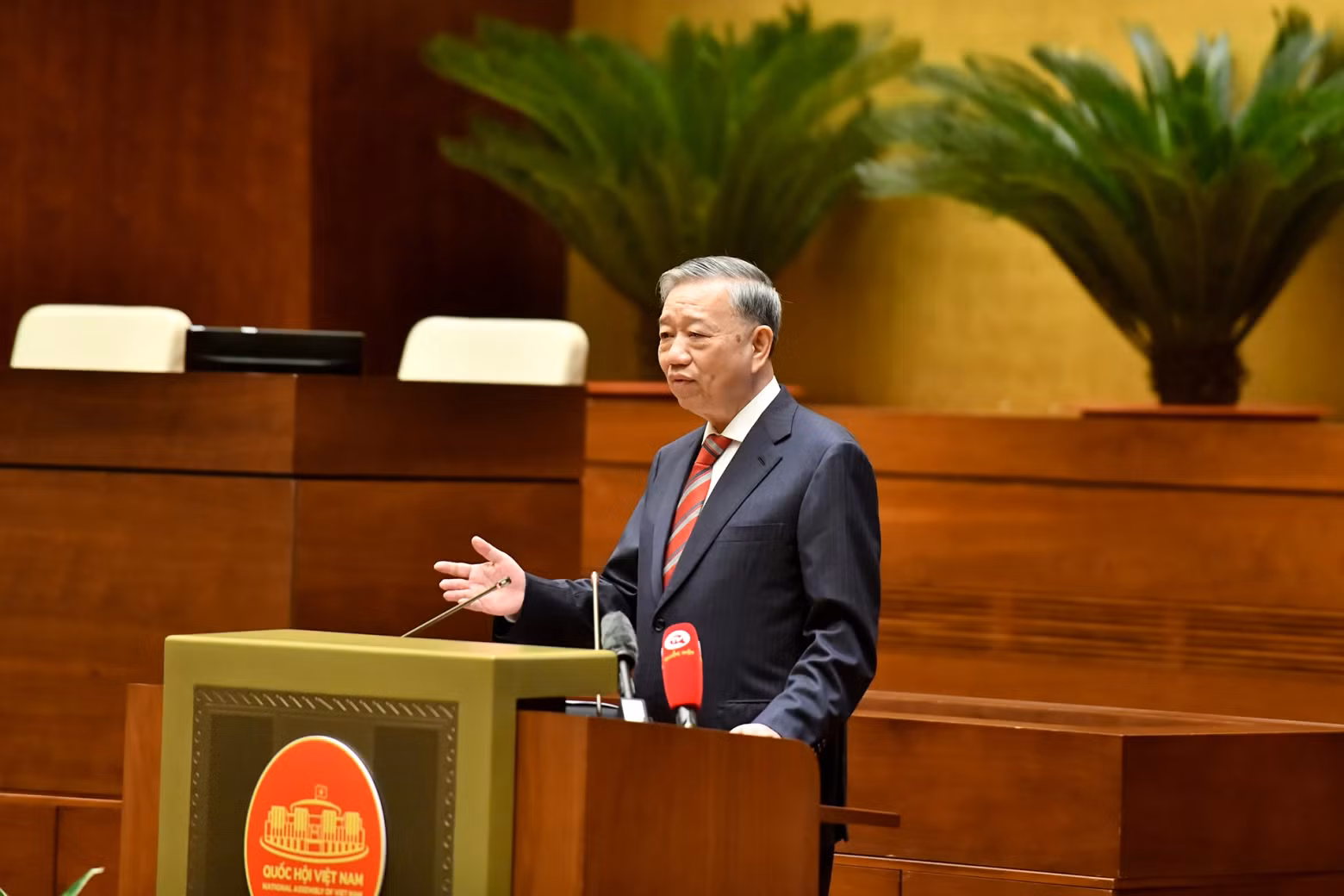 General Secretary To Lam delivers a speech at the conference.