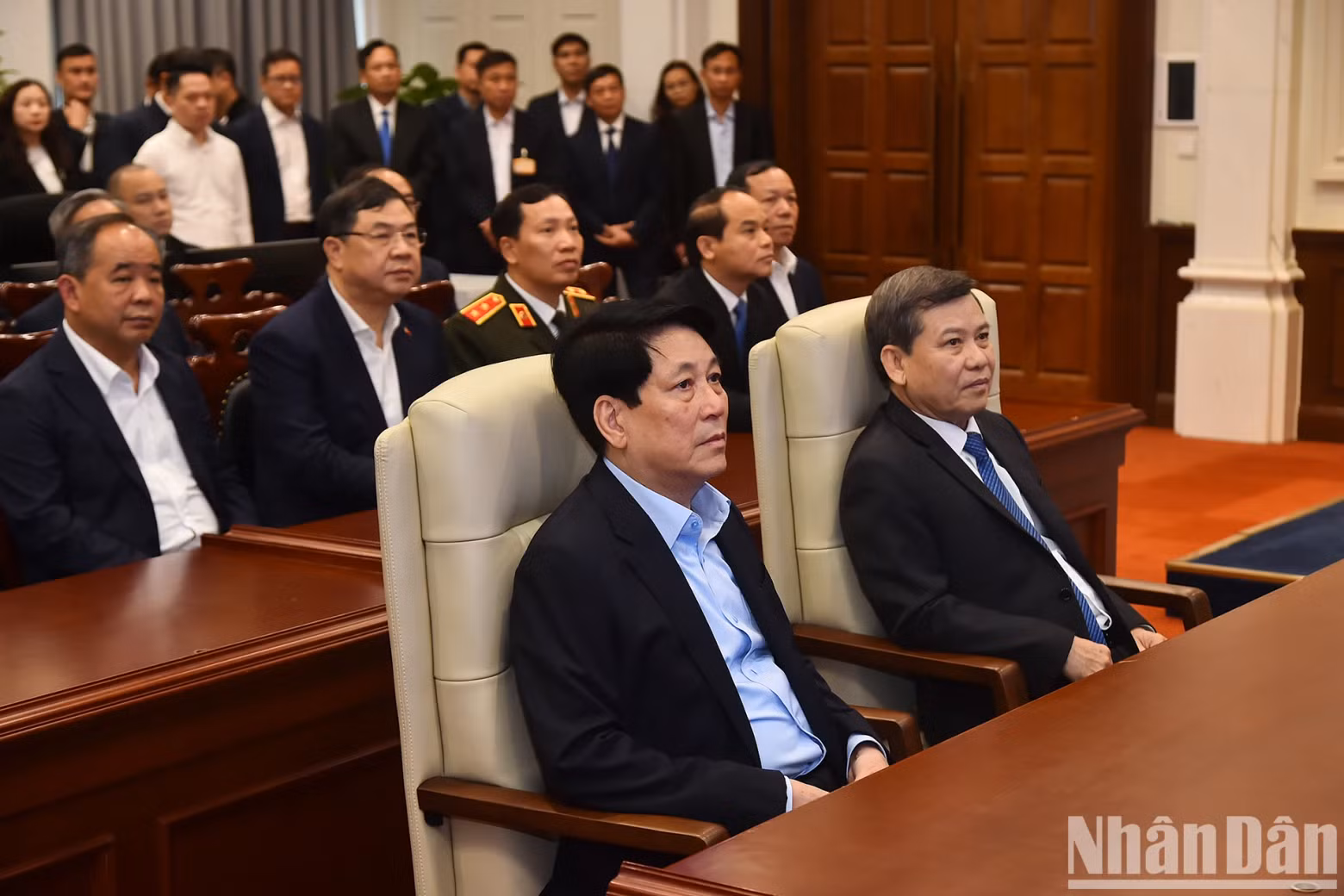 President Luong Cuong and delegates listen to an introduction to the Centre for Monitoring and Operation of the Supreme People's Court.