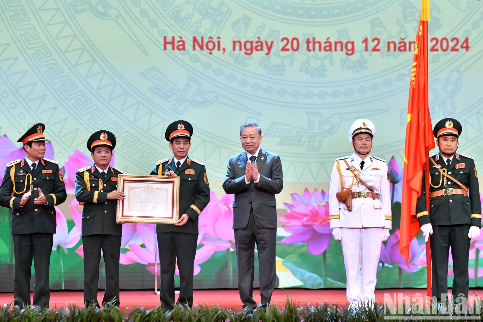 General Secretary To Lam presenting the Ho Chi Minh Medal to the Vietnam People's Army.