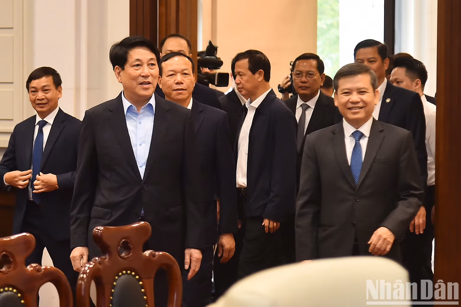 President Luong Cuong and delegates visit the Centre for Monitoring and Operation of the Supreme People's Court.