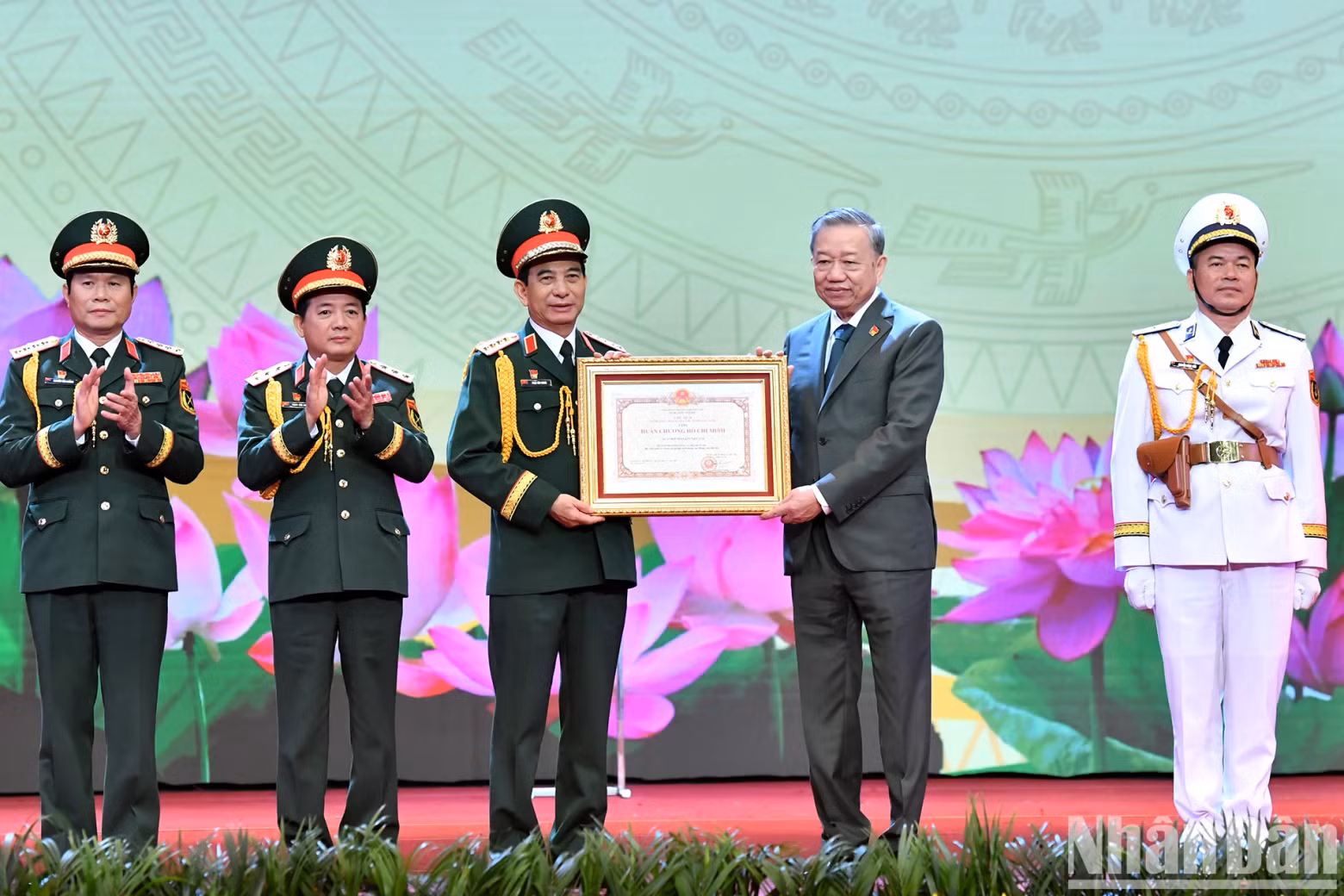 General Secretary To Lam presenting the Ho Chi Minh Medal to the Vietnam People's Army.