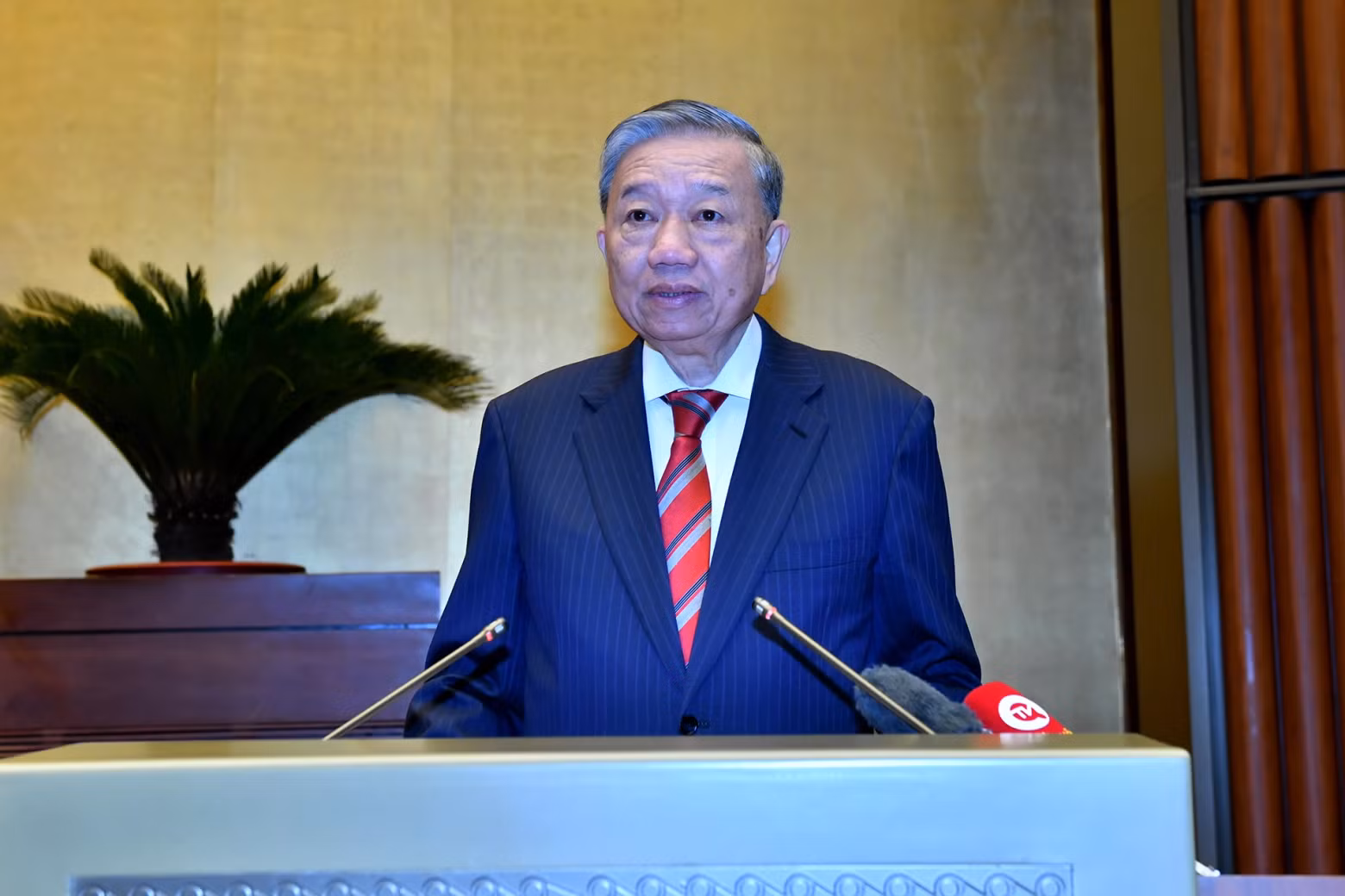 General Secretary To Lam delivers a speech at the conference.