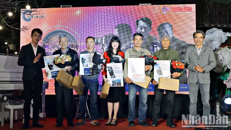 Uong Thai Cat Tuong and journalist Mai Van Bao, Head of the Representative Office of Nhan Dan Newspaper in Lam Dong, thank the photographers and artists participating in the exhibition.