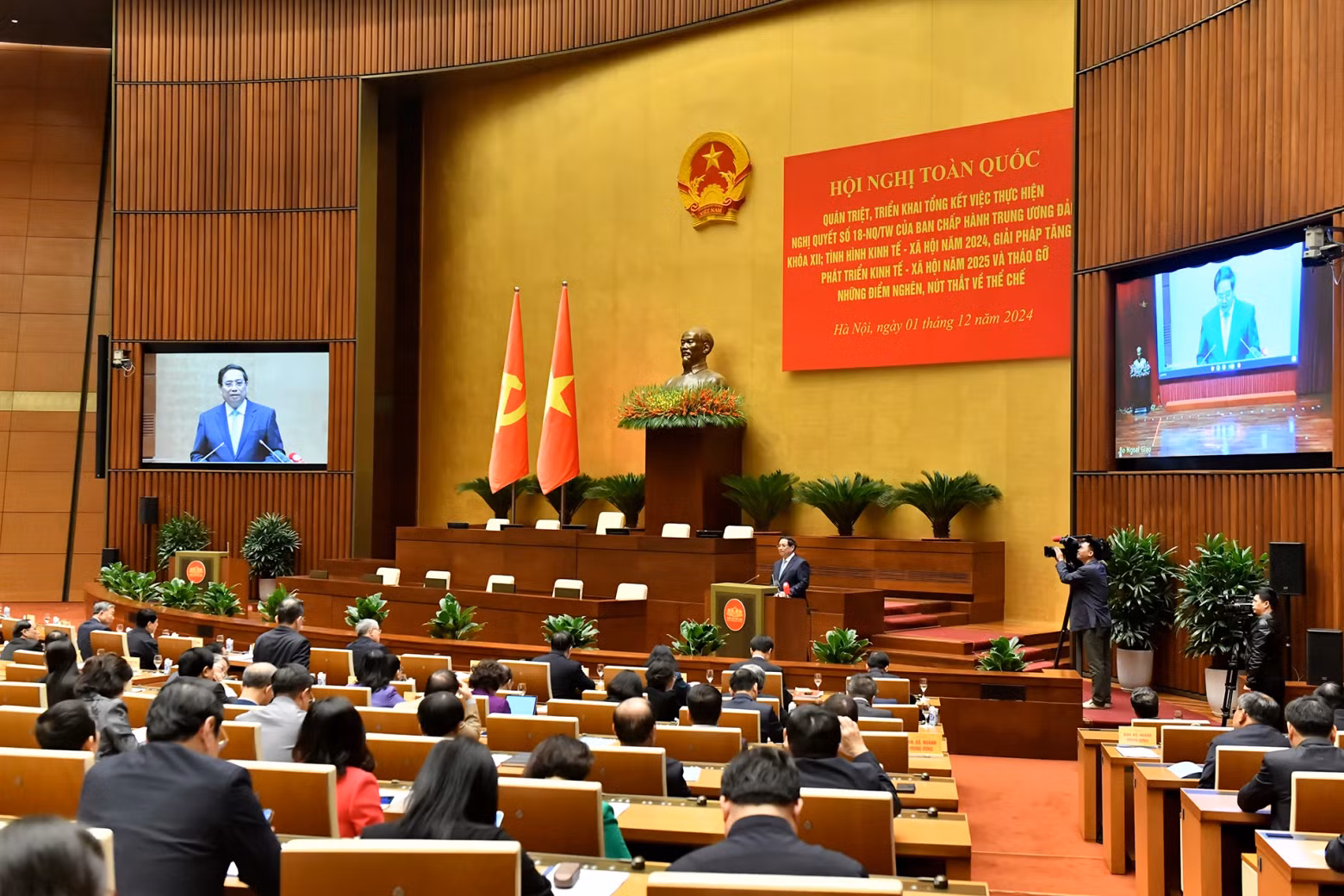Pham Minh Chinh, Politburo member, Prime Minister delivered the topic "Socio-economic situation for the first 11 months of 2024, measures to accelerate socio-economic development in 2025".