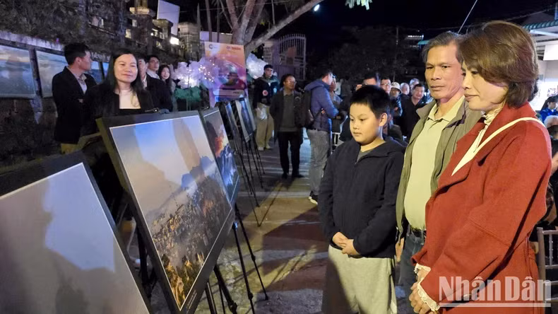 Da Lat people and visitors at the exhibition.