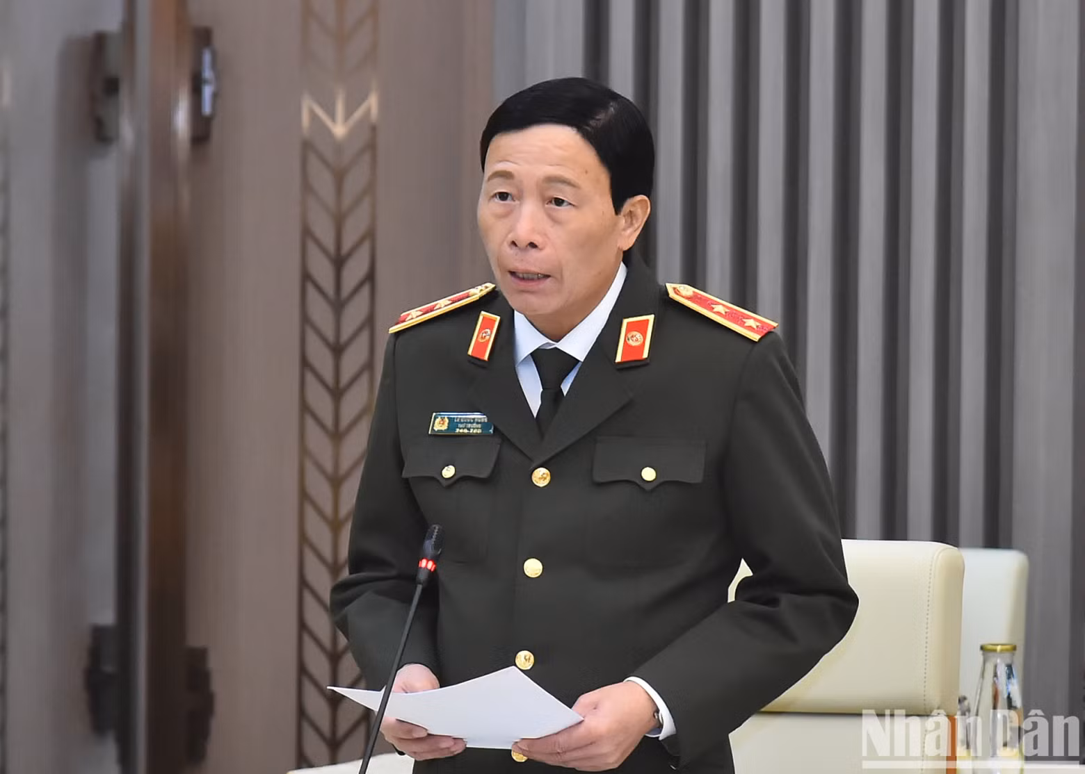 Deputy Minister of Public Security Le Quoc Hung presents a report at the working session. Deputy Minister of Public Security Le Quoc Hung presents a report at the working session.