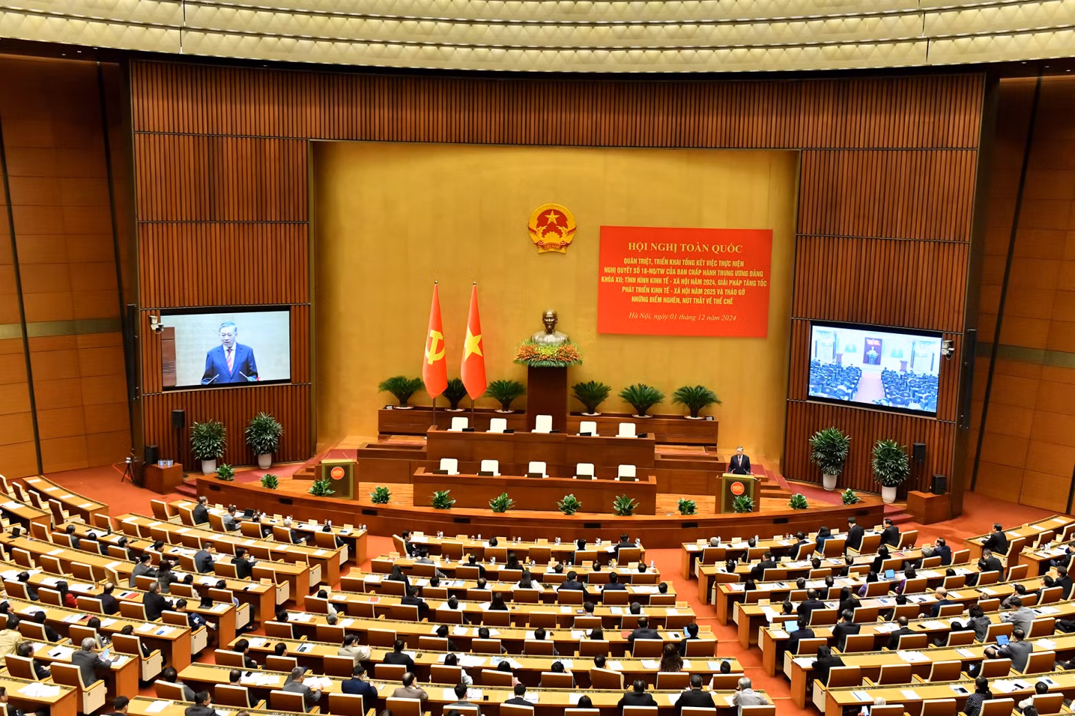 General Secretary To Lam delivers a speech at the conference.