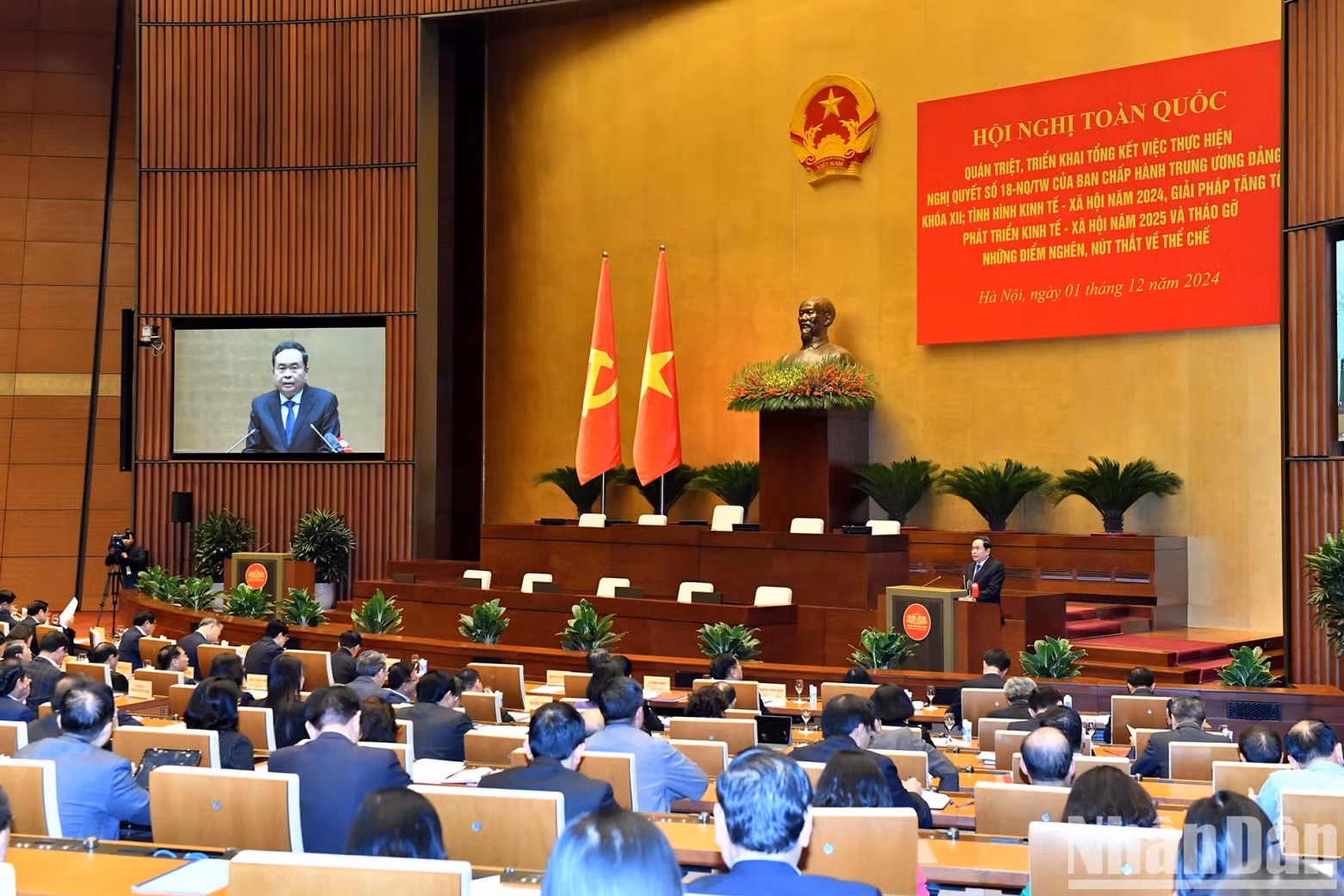 Tran Thanh Man, Politburo member, Chairman of the National Assembly, delivers a speech on the topic "Removing institutional bottlenecks".