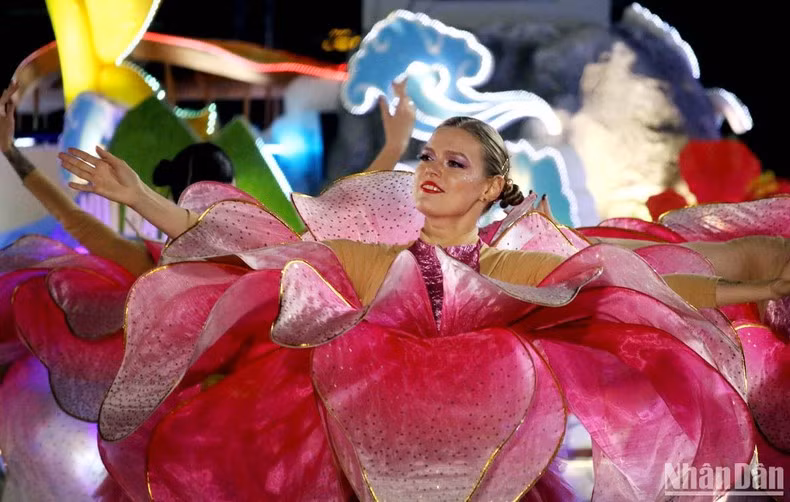 The dancers wear costumes featuring the typical flowers of Da Lat City. (Photo: NDO) The dancers wear costumes featuring the typical flowers of Da Lat City. (Photo: NDO)