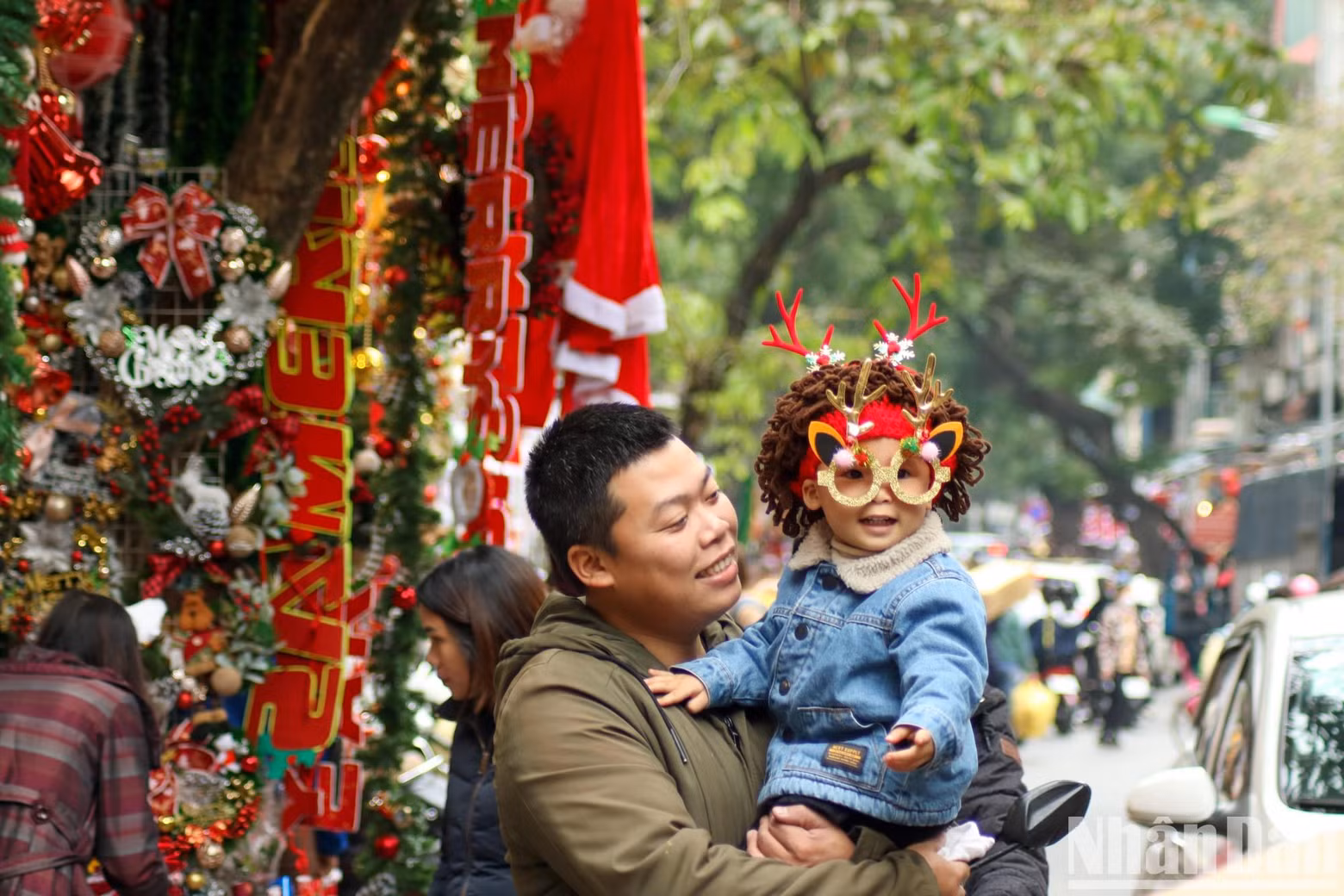Many parents bring their children to buy toys and enjoy the fun and bustling atmosphere.