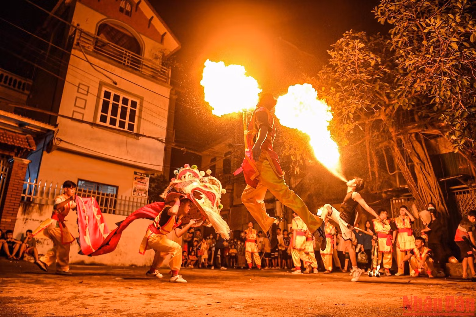Lion dance and fire blowing on the occasion of Mid-Autumn Festival has become a unique cultural feature of the locals.