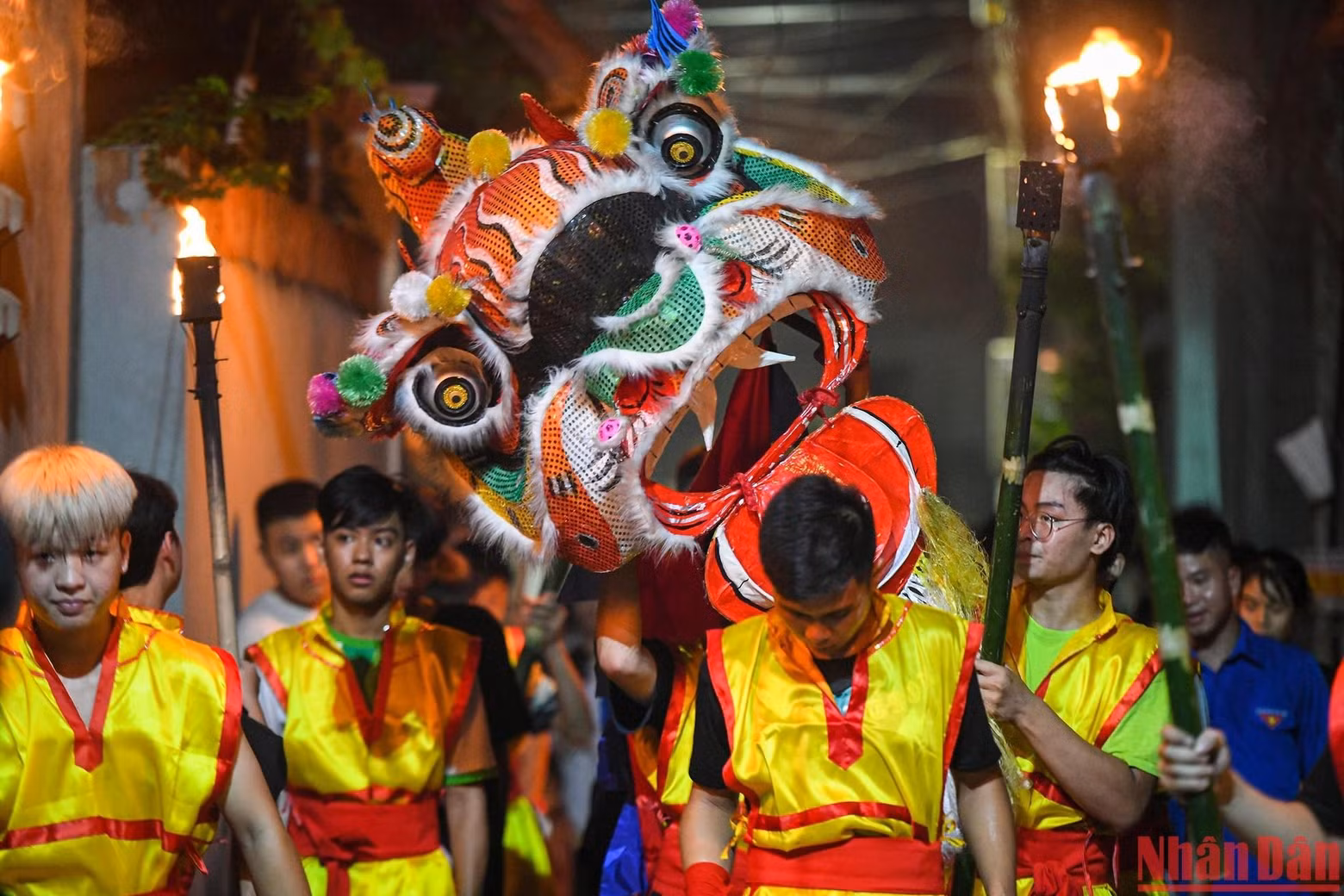 The lion head is changed in terms of shapes and colours each year.