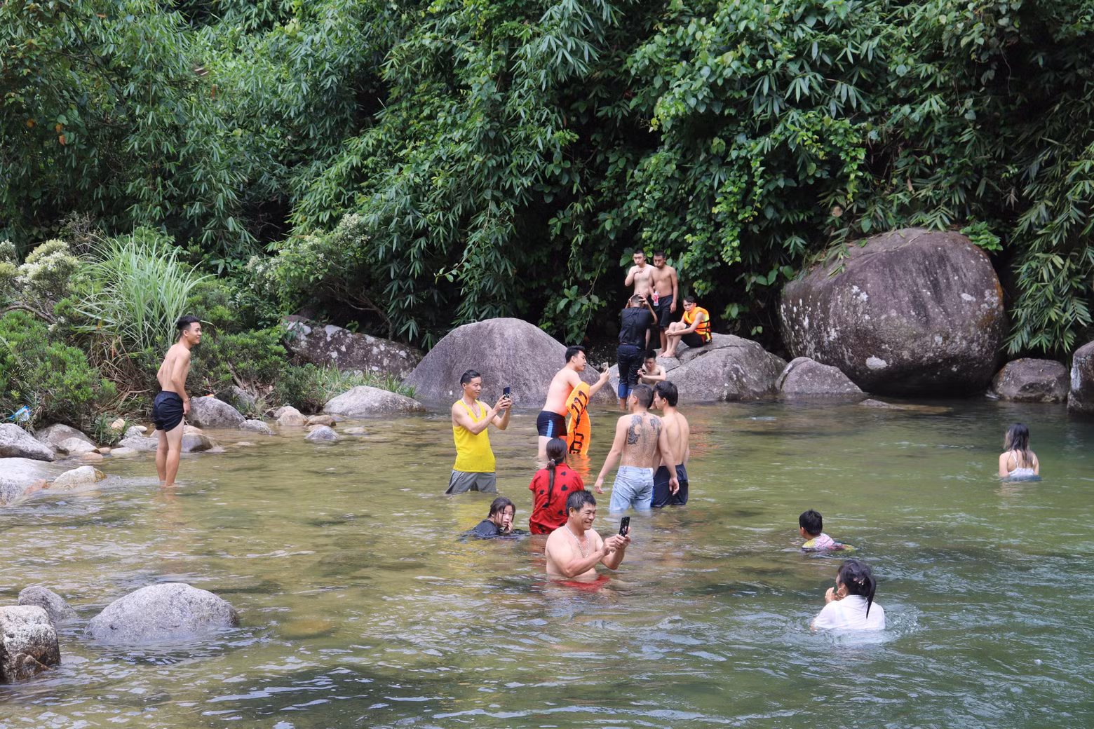 Visitors can immerse themselves in the cool water of Ma Hao waterfall. (Photo: daidoanket.vn)